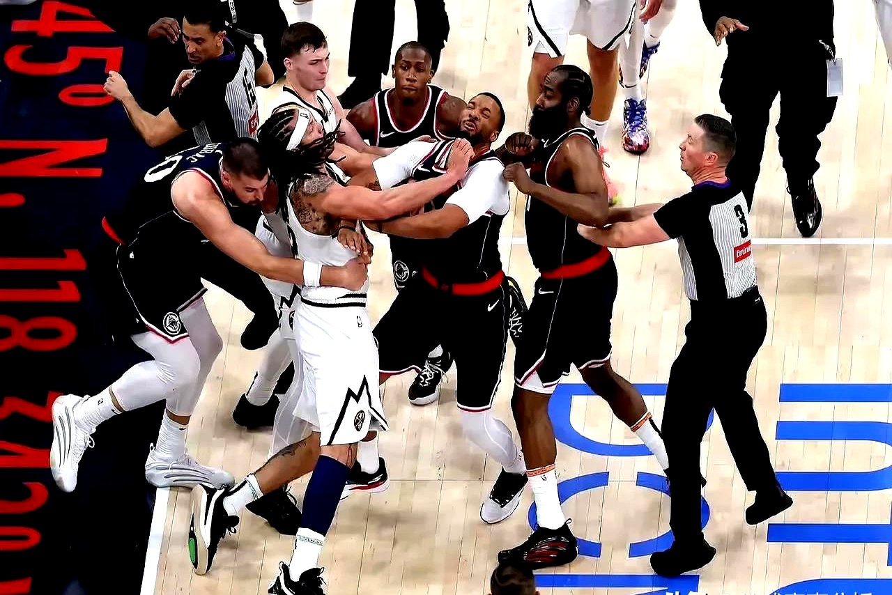 爵士队与快船队激战,最后时刻压制对手 爵士队与快船队激战,最后时刻压制对手