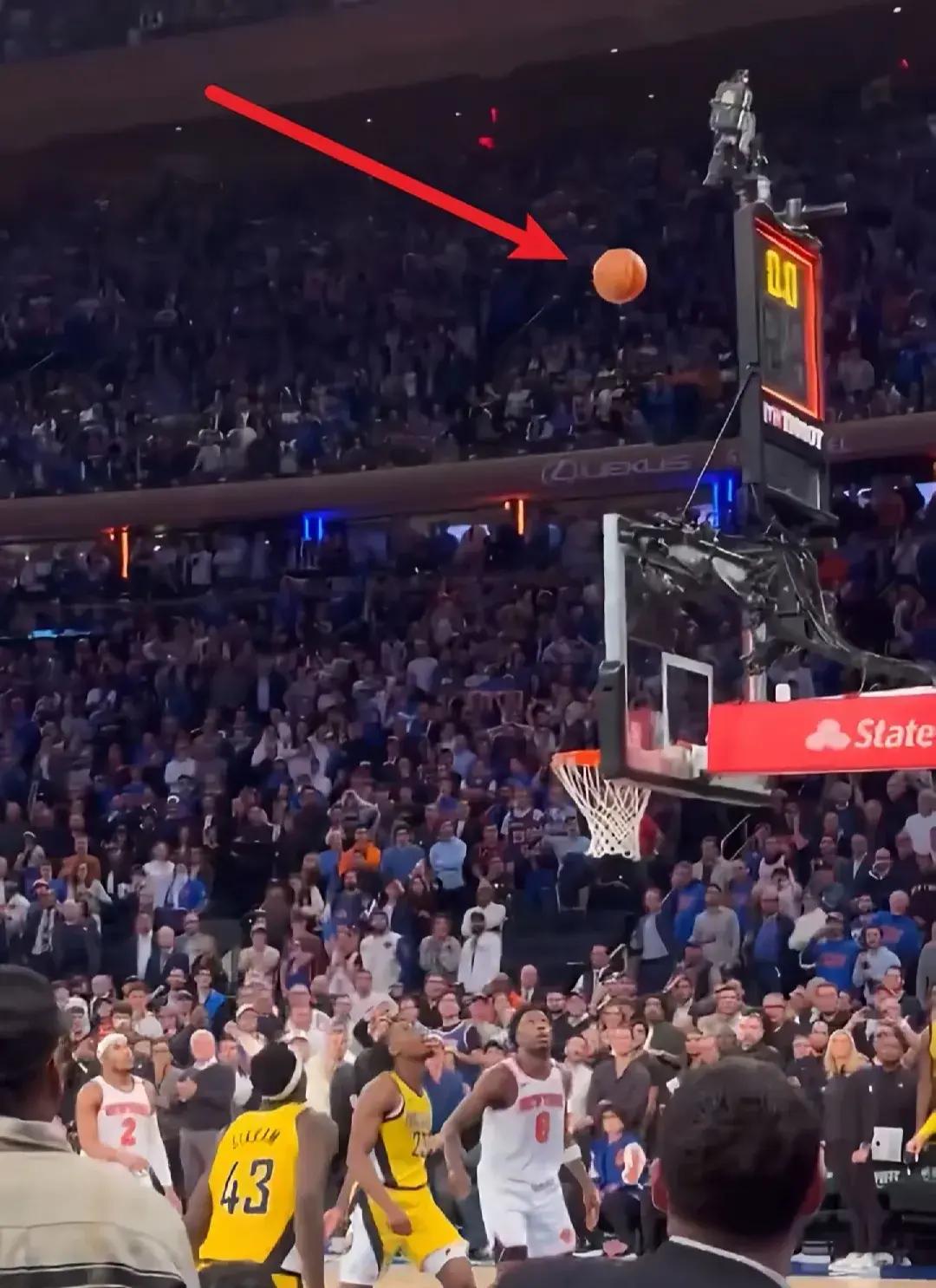 令人惊叹的篮球表演点燃了全场球迷 令人惊叹的篮球表演点燃了全场球迷