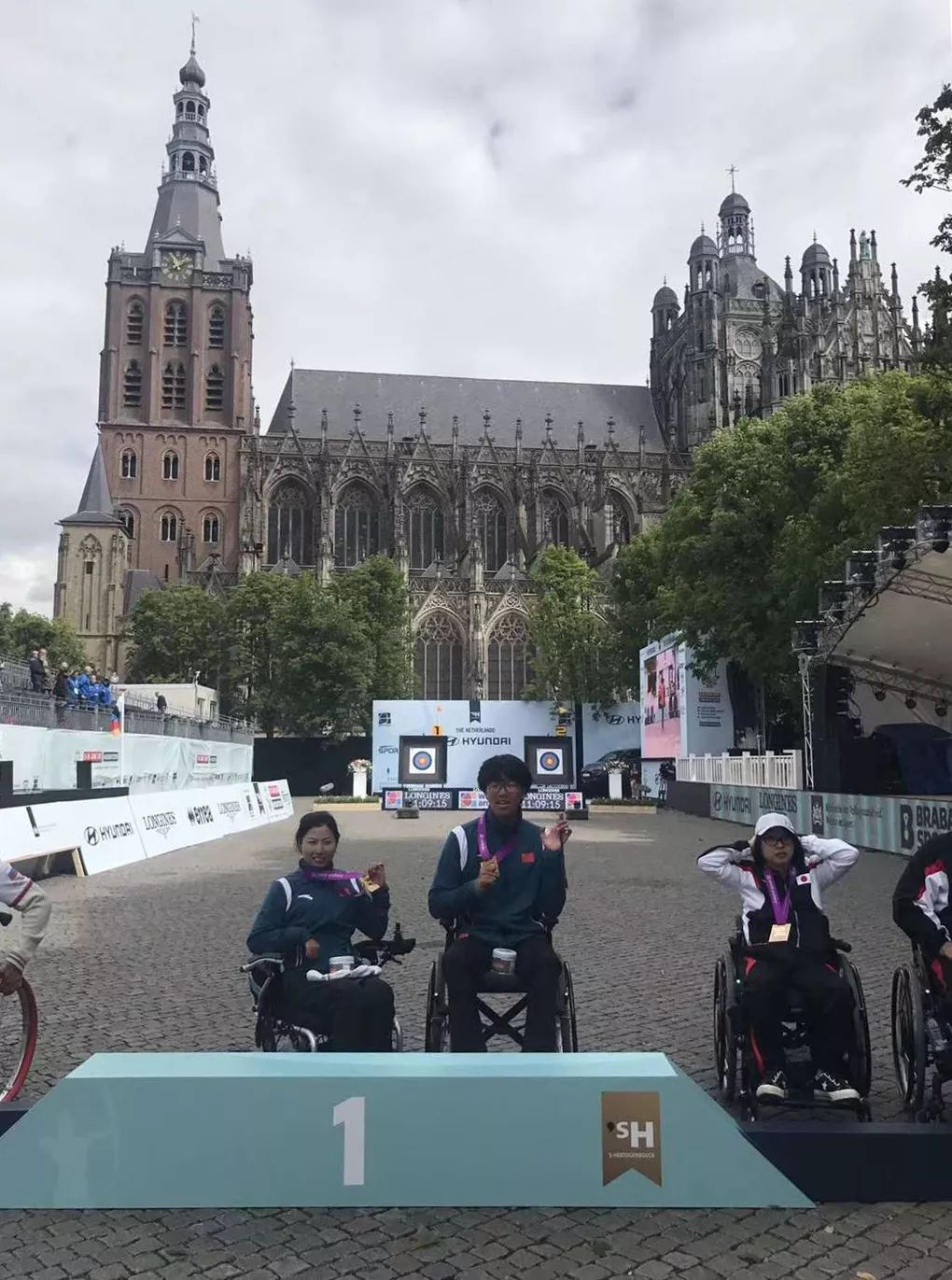 荷兰射箭选手获得冠军,喜悦满怀 荷兰射箭选手获得冠军,喜悦满怀