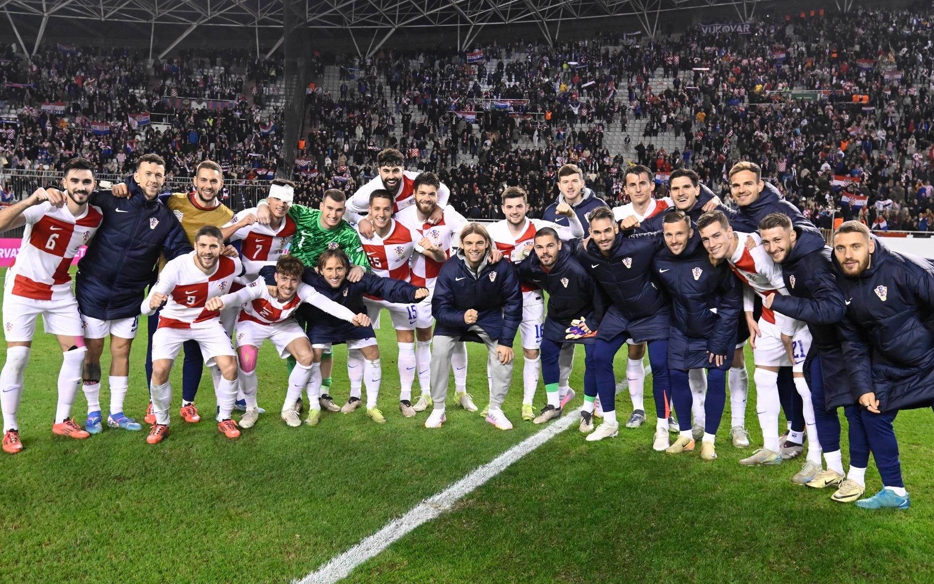 球员们在欧国联赛中克服困难，取得胜利