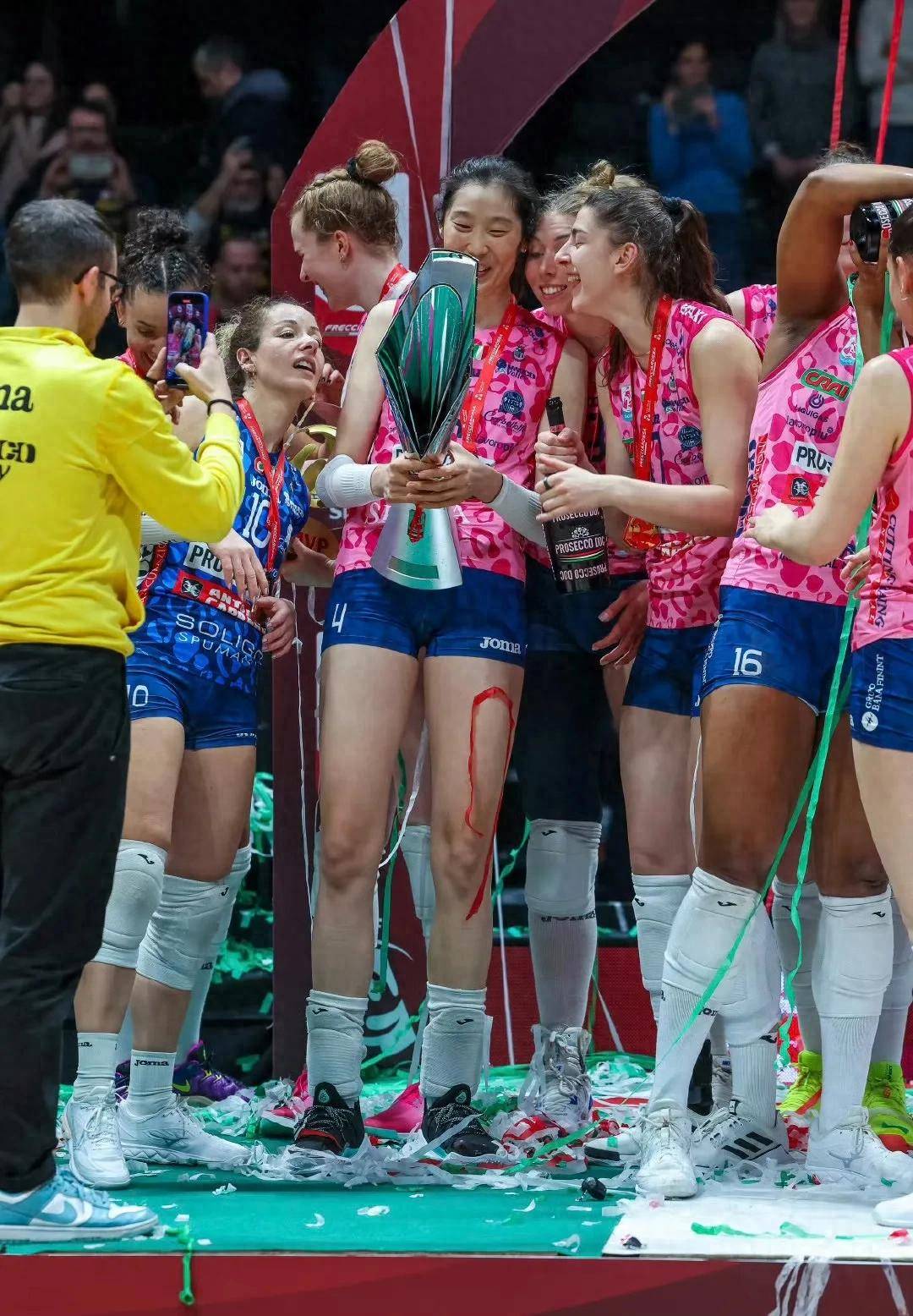 冲刺胜利:女足球员用汗水收获荣耀 冲刺胜利:女足球员用汗水收获荣耀