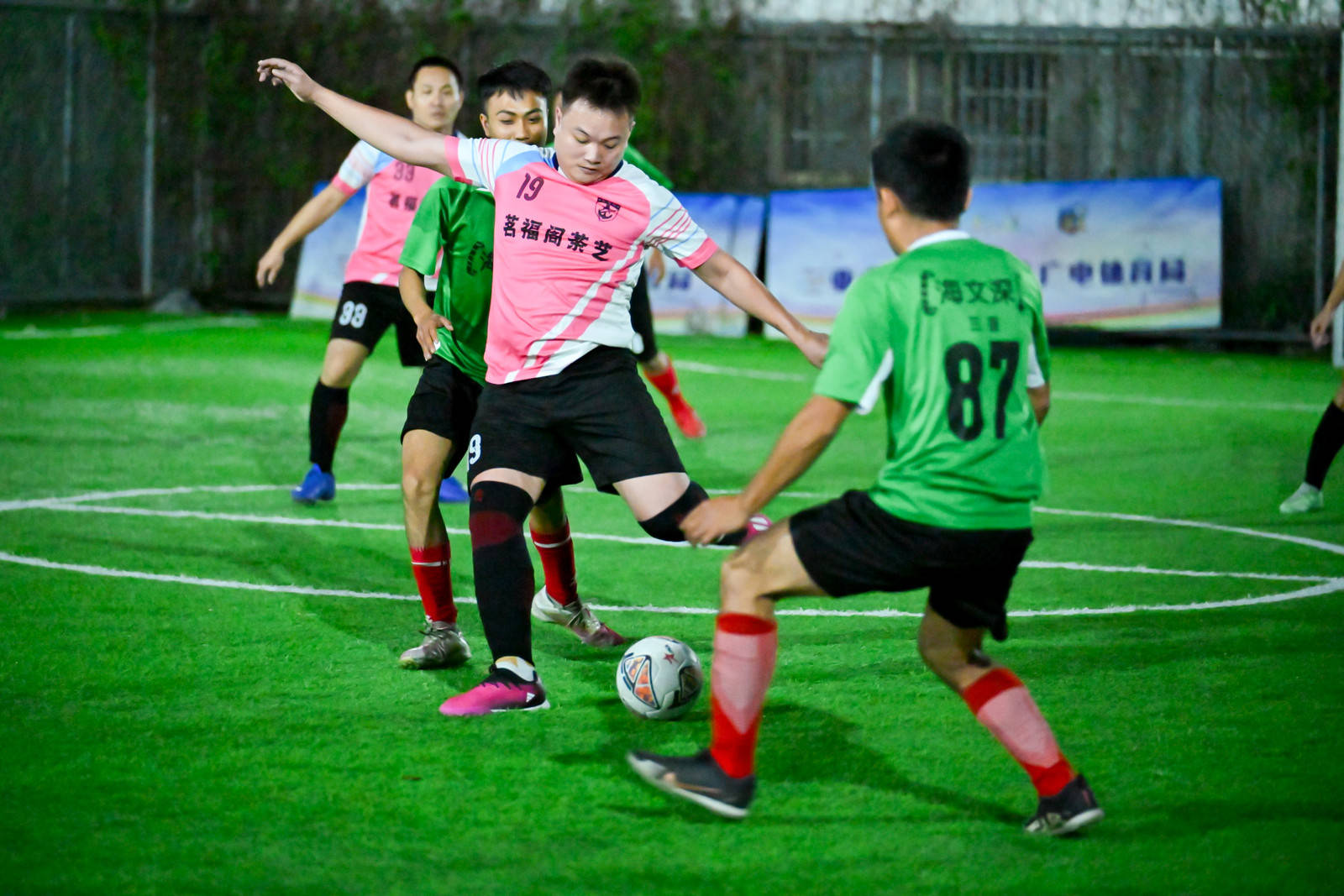 球队备战国内足球联赛再掀风暴,赛场热闹异常的简单介绍 球队备战国内足球联赛再掀风暴,赛场热闹异常的简单介绍