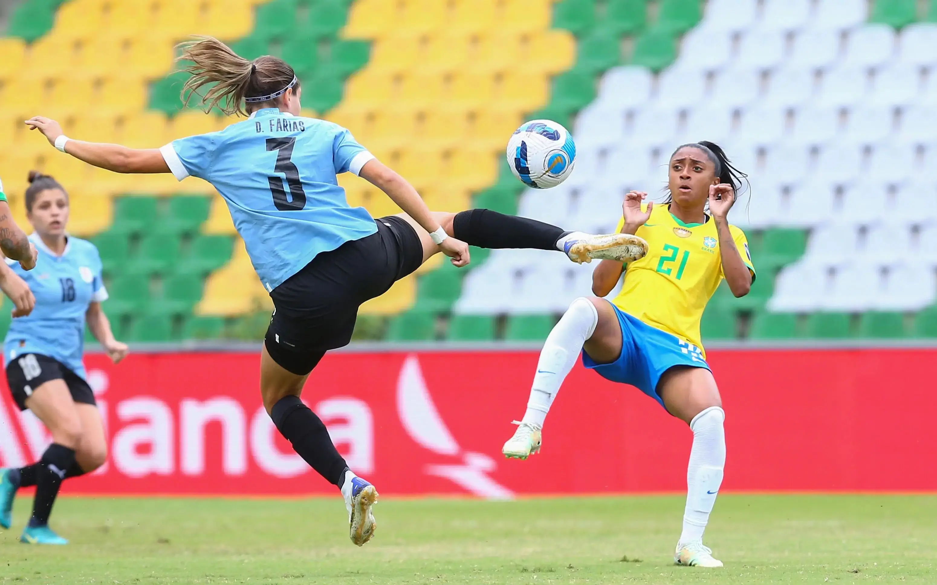 国际足球赛事中,女队伍角逐激烈 国际足球赛事中,女队伍角逐激烈