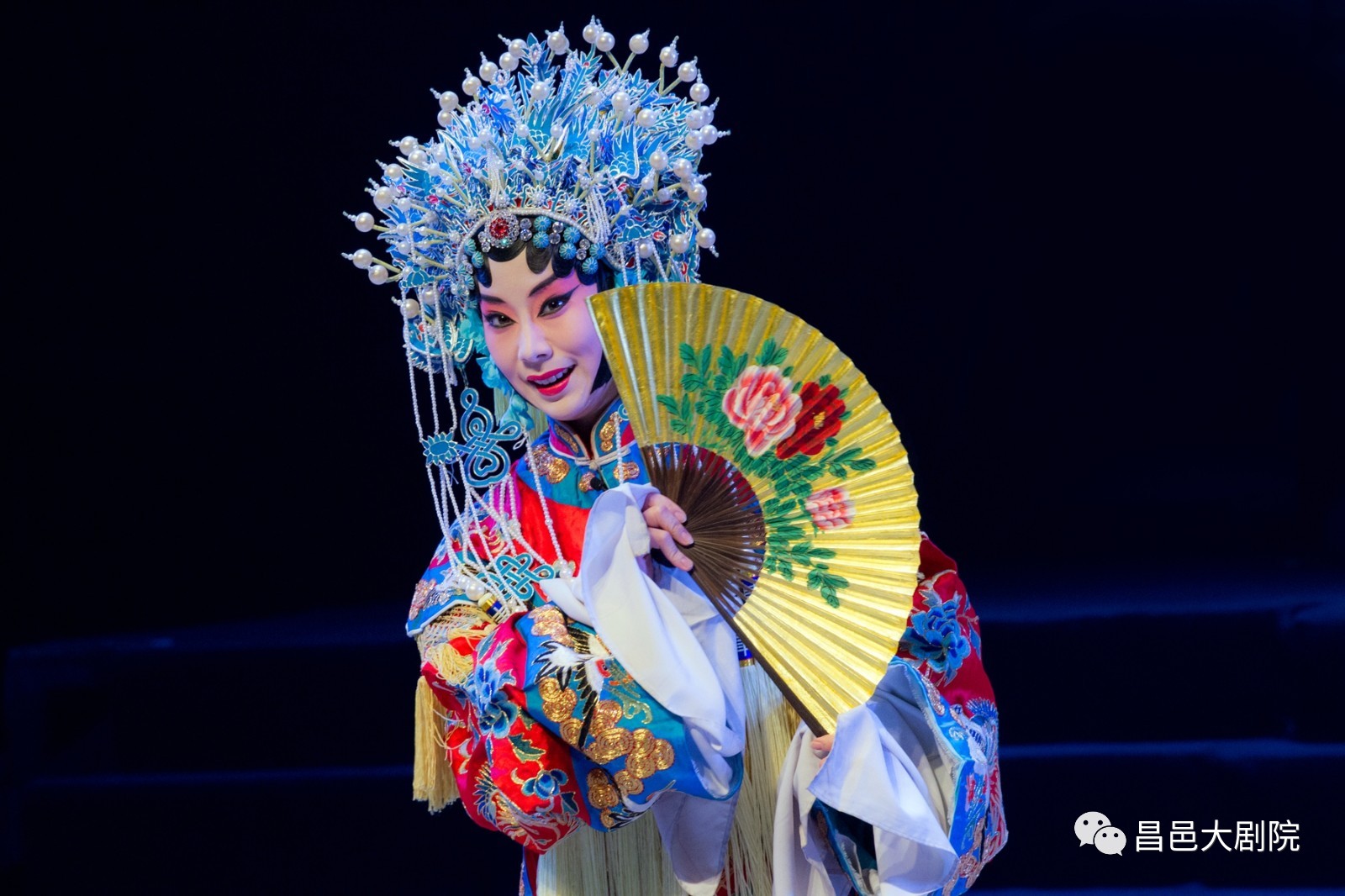 球场好戏不断,观众乐不思蜀 球场好戏不断,观众乐不思蜀